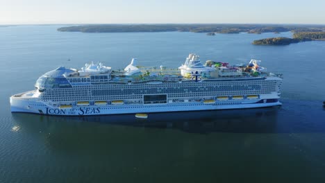 El-Crucero-Más-Grande-Del-Mundo,-Icono-De-Los-Mares,-Durante-Las-Segundas-Pruebas-En-El-Mar-En-El-Archipiélago-Finlandés-Al-Amanecer.