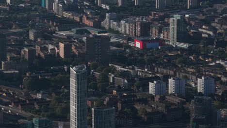 Toma-Aérea-Panorámica-Ajustada-Desde-Viviendas-Residenciales-Hacia-Rascacielos-De-Canary-Wharf