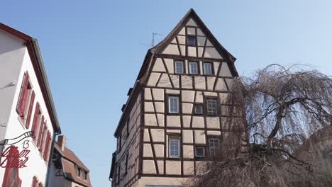 Toma-Estática-De-Un-Edificio-Arquitectónico-Francés-Con-Entramado-De-Madera-En-Una-Pequeña-Ciudad-Medieval-En-Francia.