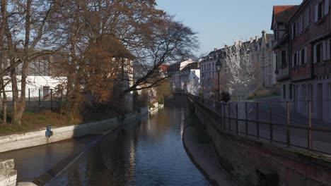 Vista-Panorámica-De-La-Histórica-Ciudad-Medieval-De-Colmar,-Francia,-Con-El-Río-La-Lauch-Que-Fluye-Por-El-Centro.