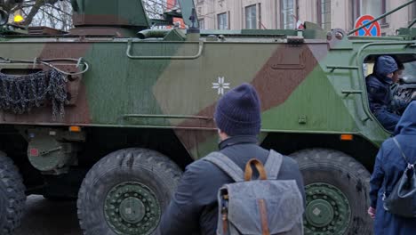 Vehículo-Militar-Blindado-Llama-La-Atención-Del-Público-En-Las-Calles-De-La-Ciudad.