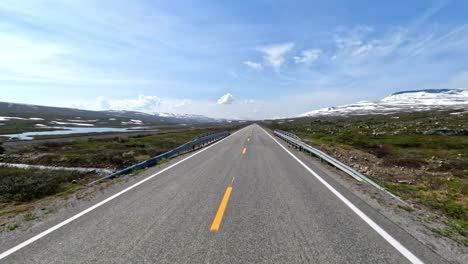 Autofahren-Im-Morgengrauen-Auf-Einer-Straße-In-Norwegen.-Sichtweise-Des-Fahrens