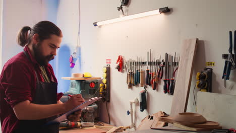 Handwerker-Zeichnen-Blaupausen-Im-Studio-Neben-Kollegen