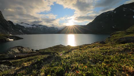 Puesta-De-Sol-Con-El-Telón-De-Fondo-De-Las-Montañas-Noruegas.-Hermosa-Naturaleza-Paisaje-Natural-De-Noruega.