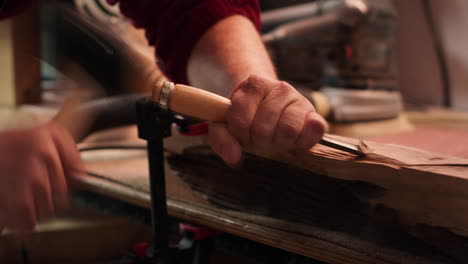 Hersteller-Im-Studio-Formen-Holzstücke-Mit-Werkzeugen,-Nahaufnahme