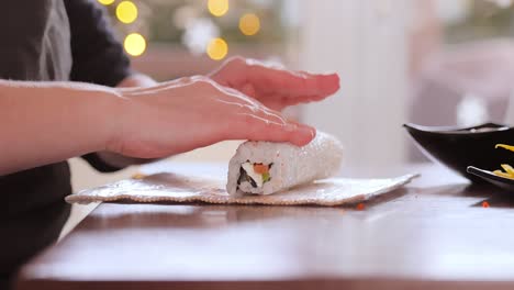 Sushi-In-Der-Heimischen-Küche-Zubereiten.-Frauenhände-Rollen-Hausgemachtes-Sushi.