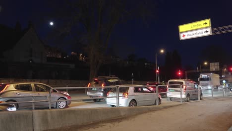 Morgendlicher-Stoßverkehr-In-Die-Stadt-Danmarksplass-Bergen-In-Norwegen,-Verkehrsschilder-Zum-Haukeland-Krankenhaus