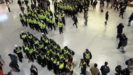 Metropolitan-and-British-Transport-Police-officers-move-forward-in-units-and-prepare-to-make-arrests-at-a-pro-Palestine-sit-down-protest-in-Waterloo-train-station