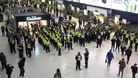 Die-Polizei-Der-Metropolen-Und-Des-Britischen-Transportwesens-Stellt-Sich-In-Einheiten-Auf,-Bevor-Sie-Bei-Einer-Pro-Palästina-Sitzprotestaktion-Im-Bahnhof-Von-Waterloo-Verhaftungen-Vornimmt