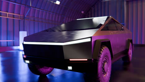 Cybertruck-En-Un-Hangar-Futurista-Iluminado-Por-LED