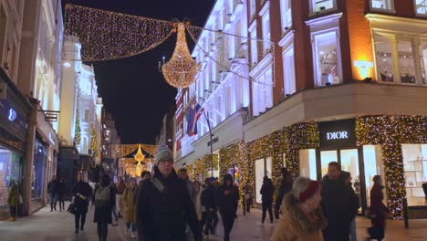 Menschen-Hetzen-Während-Der-Ferienzeit-In-Den-Haupteinkaufsstraßen-Von-Dublin,-Irland