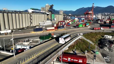 Camiones-De-Contenedores-Circulando-Por-La-Terminal-Vanterm-De-GCT-En-Vancouver,-BC,-Canadá