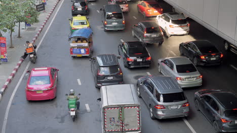 Blick-Von-Oben-Auf-Einen-Langsam-Fließenden-Verkehr-Mitten-In-Der-Stadt-Bangkok,-Thailand