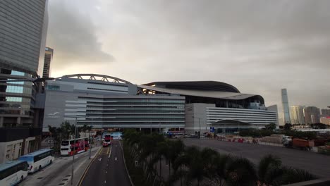 Centro-De-Convenciones-Y-Exposiciones-De-Hong-Kong-Con-Nubes-Al-Atardecer-En-Lo-Alto