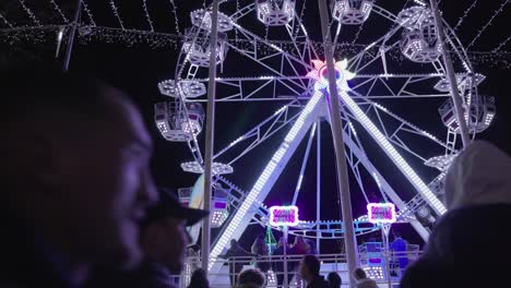 La-Gente-En-La-Feria-Viaja-Con-La-Noria-Durante-El-Día-Nacional-En-Galati,-Rumania