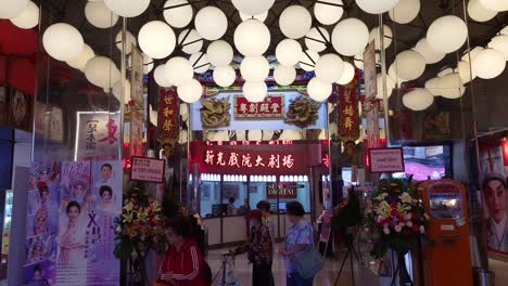 Techo-Con-Luces-Blancas-Redondas-Dentro-Del-Vestíbulo-Del-Edificio-Del-Teatro-Sunbeam-En-North-Point-En-Hong-Kong