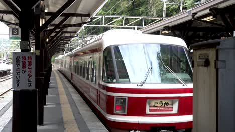 Der-Limitierte-Express-Koya-Zug-Wartet-Am-Bahnhof-Gokurakubashi-In-Koyasan