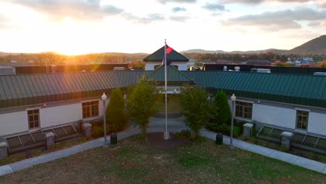 Katholische-Schule-In-Roanoke-Während-Des-Sonnenaufgangs-Zur-Goldenen-Stunde-Im-Herbst