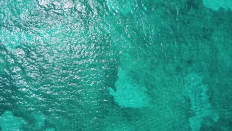 Vista-Aérea-De-Pájaro-Sobre-Las-Aguas-Azul-Turquesa-Del-Mar-Caribe,-La-Perspectiva-Aérea-Captura-La-Impresionante-Vista-Cerca-De-La-Zona-Hotelera-De-Cancún-En-México