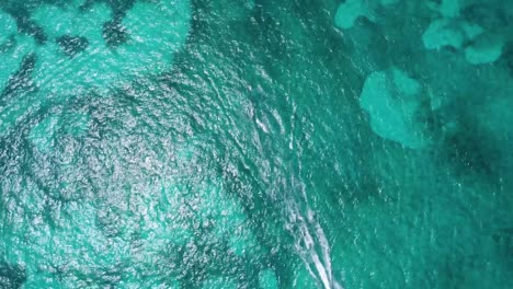 Vista-Aérea-De-Pájaro-Sobre-Las-Aguas-Azul-Turquesa-Del-Mar-Caribe,-Cerca-De-La-Zona-Hotelera-De-Cancún.