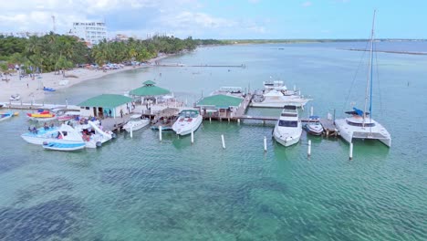 Vista-Aérea-Que-Muestra-El-Estacionamiento-De-Barcos-Y-Yates-En-El-Embarcadero-De-Playa-Boca-Chica,-Dom