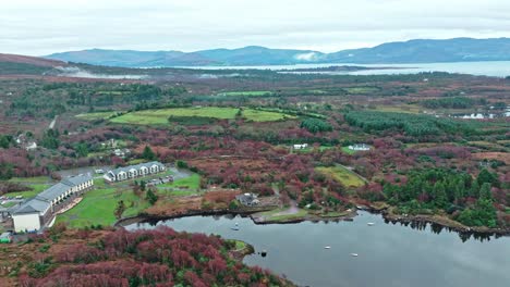 Paisaje-De-Drones-Sneen-Ring-De-Kerry-Con-Hotel-Y-Colores-Otoñales-De-Irlanda