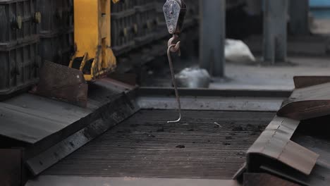 pov-shot-The-mesh-placed-in-the-mold-is-destroying-the-mold