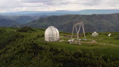 Spezielles-Wissenschaftliches-Astrophysikalisches-Observatorium.-Astronomisches-Zentrum-Für-Bodengestützte-Beobachtungen-Des-Universums-Mit-Einem-Großen-Teleskop.