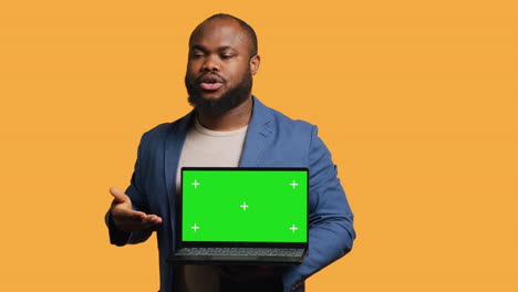 Porträt-Eines-Mannes,-Der-Influencer-Marketing-Mit-Einem-Greenscreen-Laptop-Betreibt