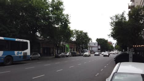 Verkehrsfluss-Autos-Bus-öffentliche-Verkehrsmittel-Der-Stadt-Buenos-Aires-Drive-Avenue-Gaona-Im-Viertel-Caballito,-Tageslicht