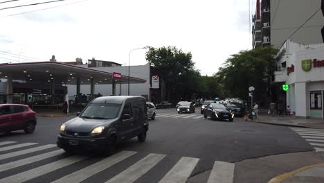 Autobuses-Y-Automóviles-Circulan-Por-La-Avenida-Gaona.-Tráfico-De-Gasolineras-De-La-Ciudad-De-Buenos-Aires-A-La-Luz-Del-Día.