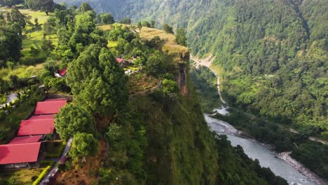 Toma-Aérea-Reveladora-Que-Muestra-El-Pueblo-En-La-Cima-De-La-Colina-En-Pokhara-Y-El-Río-En-El-Valle,-Nepal.