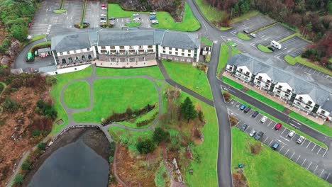 Hotel-De-Drones-En-El-Anillo-De-Kerry-En-La-Aldea-De-Sneem-En-Una-Mañana-De-Otoño