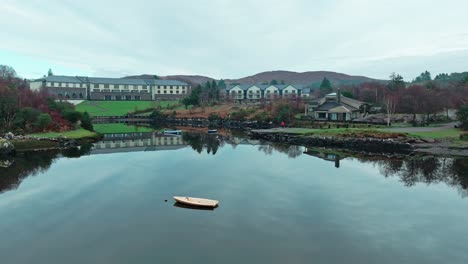 Drohnenfoto-Eines-Hotels-Am-Ring-Of-Kerry-Im-Herbstmorgen