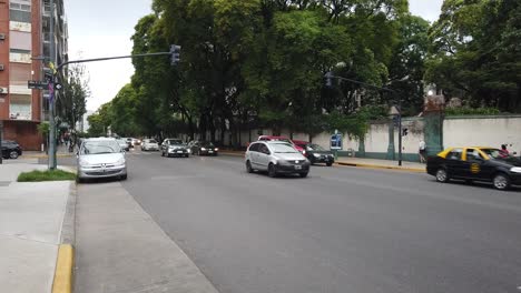 Buenos-Aires-Autobús-De-Transporte-Público-Recorre-La-Avenida-Ganoa-Luz-Del-Día-Argentina