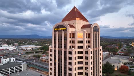 Wells-Fargo-skyscraper-in-downtown-Roanoke,-Virginia-during-sunrise