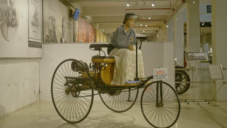 Oldtimer-Benz-Patent-Motorwagen-Mit-Heckmotor,-Ausgestellt-Im-Gedee-Museum