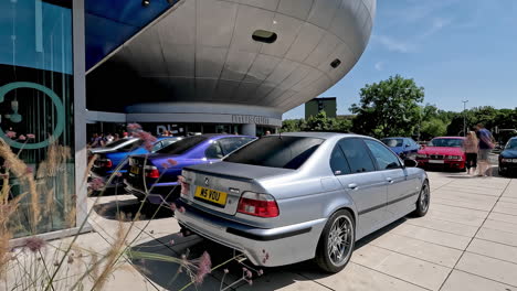 Eine-Zeitrafferaufnahme-Der-BMW-Automobilschau-Anlässlich-Ihres-50-jährigen-Jubiläums-Im-Museum-In-Deutschland