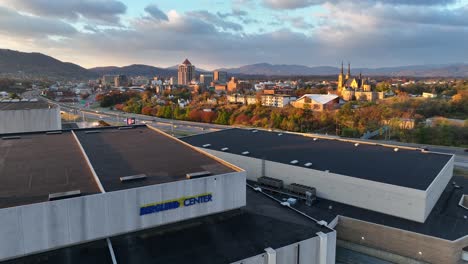 Berglund-Center-in-downtown-Roanoke,-Virginia,-during-sunrise