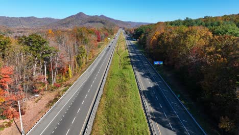 Autobahn-In-Den-Appalachen,-Gesäumt-Von-Herbstbäumen,-Klarer-Himmel