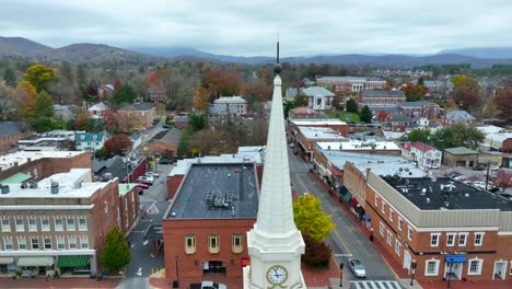 Campanario-De-La-Iglesia-En-El-Centro-De-Lexington,-Virginia-Durante-El-Otoño