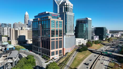 El-Centro-De-Charlotte-Con-El-Rascacielos-Honeywell-Y-El-Estadio-Bank-Of-America.