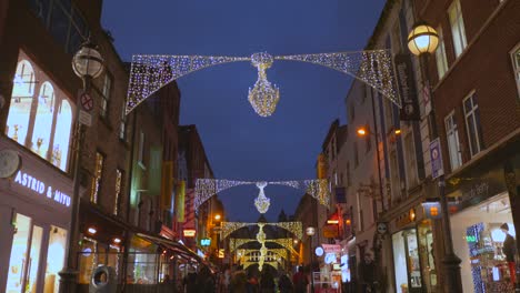 Concurrida-Escena-Navideña-En-La-Principal-Calle-Comercial-Con-Luces-Brillantes-En-Dublín,-Irlanda