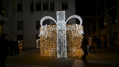 Orangefarbenes-Weihnachtsgeschenk-Am-Paternoster-Square,-London,-Vereinigtes-Königreich