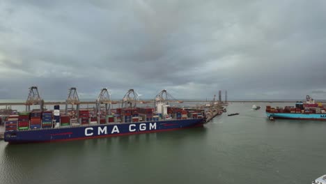 Kräne,-Die-Ein-CMA-CGM-Schiff-Während-Anderer-Nautischer-Bewegungen-Handhaben