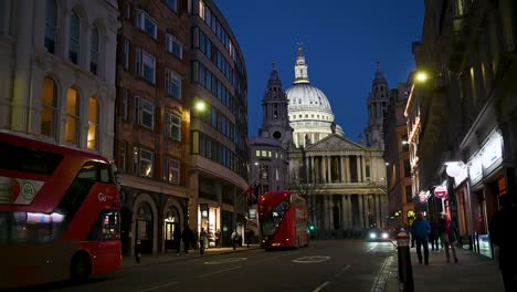 Londoner-Busse-Fahren-Abends-In-Richtung-St.-Paul&#39;s-Cathedral,-London,-Vereinigtes-Königreich