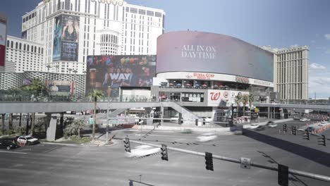 Lapso-De-Movimiento-De-Grandes-Paredes-De-Vallas-Publicitarias-En-El-Centro-De-Las-Vegas,-Nevada,-Anuncios-De-Marketing-A-Lo-Largo-Del-Tráfico-De-Automóviles-Y-Semáforos