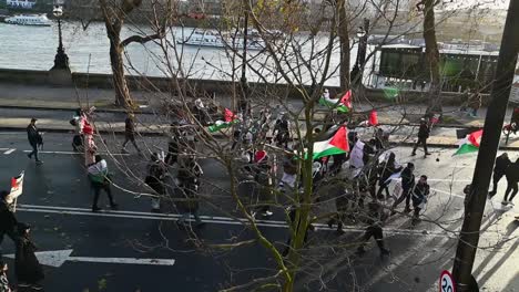 Un-Gran-Grupo-De-Personas-Haciendo-Campaña-Por-Palestina,-Londres,-Reino-Unido.