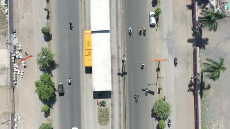 La-Vista-Aérea-De-Drones-Se-Mueve-Hacia-El-Frente,-Si-Hay-Muchos-Autos.