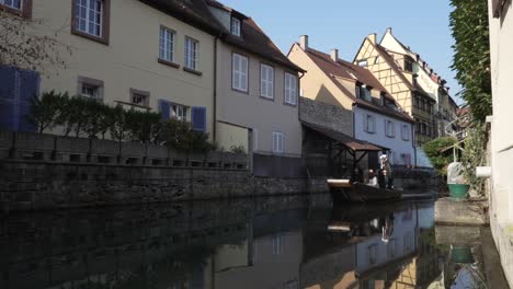 Lancha-Turística-Que-Navega-A-Los-Turistas-En-El-Río-La-Lauch,-Que-Fluye-A-Través-De-La-Ciudad-Medieval-De-Colmar.